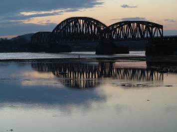 Februar-Hochwasser am Rhein bei Beeckerwerth, Haus-Knipp- Brücke