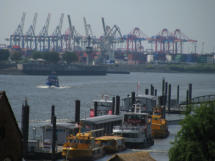 Landungsbrücken  an der Elbe